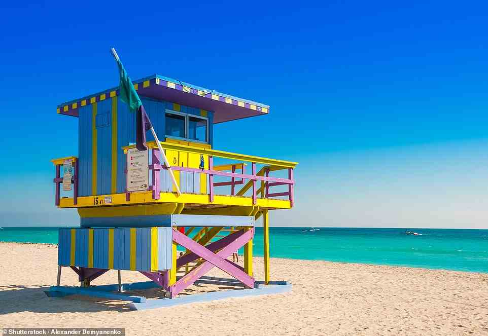 Eine der farbenfrohen Rettungsschwimmerstationen am Strand von South Beach in Miami Beach