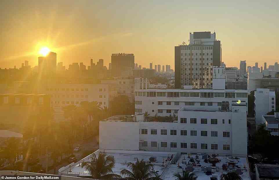 Einige Zimmer im The Ritz-Carlton South Beach bieten Blick auf die Innenstadt von Miami und einen spektakulären Blick auf den Sonnenuntergang