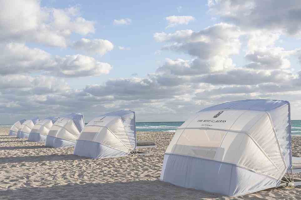Ritz-Carlton-Gäste erhalten zwei Sonnenliegen und einen Sonnenschirm als Teil ihres Zimmerpreises