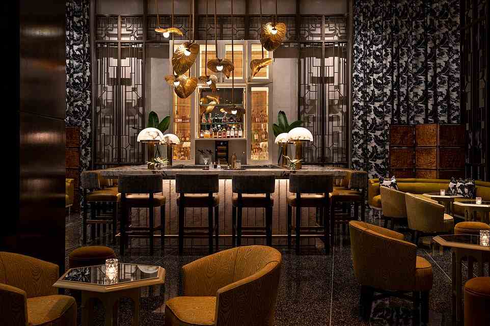 Die klassisch und großzügig eingerichtete Cocktail-Lounge des Luxushotels, die Lapidus Bar, befindet sich im hinteren Teil der Lobby