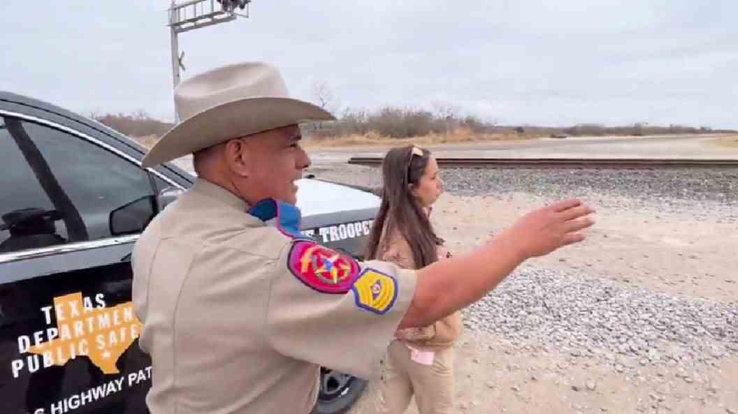 Texas Department of Public Safety Sgt.  Juan Maldonado zeigt dem DCNF, wo Migranten in Südtexas per Anhalter in Güterzügen mitfahren (Daily Caller News Foundation)