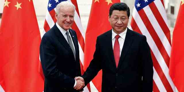 DATEIFOTO: Der chinesische Präsident Xi Jinping schüttelt US-Vizepräsident Joe Biden (l.) in der Großen Halle des Volkes in Peking am 4. Dezember 2013 die Hand. 