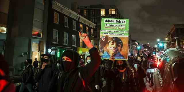 Hunderte von BLM-Demonstranten haben sich im Barclays Center versammelt und gehen für den 13-jährigen Adam Toledo auf die Straße, der am 16. April 2021 in Brooklyn von New York City, USA, von der Chicagoer Polizei erschossen wurde. 