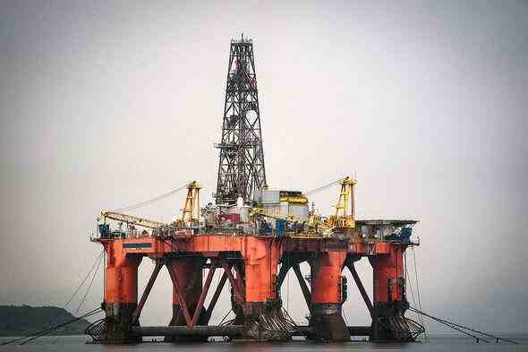 Keir hat auch eine unerwartete Steuer auf Ölproduzenten in der Nordsee unterstützt