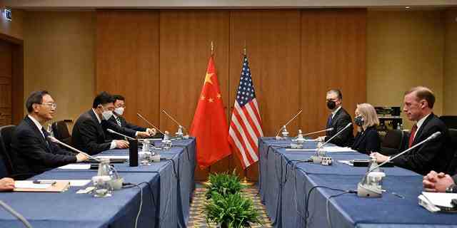 Auf diesem von der Nachrichtenagentur Xinhua veröffentlichten Foto trifft sich Yang Jiechi, ein Mitglied des Politbüros des Zentralkomitees der Kommunistischen Partei Chinas und Direktor des Büros der Kommission für auswärtige Angelegenheiten des Zentralkomitees der KPCh (links), mit dem Nationalen Sicherheitsberater der USA Jake Sullivan rechts in Rom, Italien, 14. März 2022. 