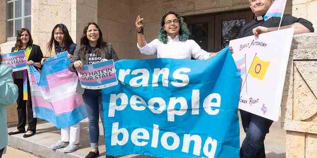 Adri Perez, ACLU of Texas Policy and Advocacy Strategist, Center, und andere LGBTQ-Führungskräfte sprechen am Mittwoch, den 02. März 2022 vor dem Gerichtsgebäude von Travis County, wo eine Anhörung stattfand, um die neuen Ermittlungen zum Kindeswohl zu stoppen, die sich an unterstützende Familien von Transgender-Kindern richten , in Austin.