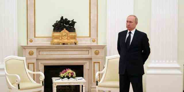 Der russische Präsident Wladimir Putin steht vor einem Treffen mit seinem weißrussischen Amtskollegen im Kreml in Moskau am 11. März 2022 in einer Halle.