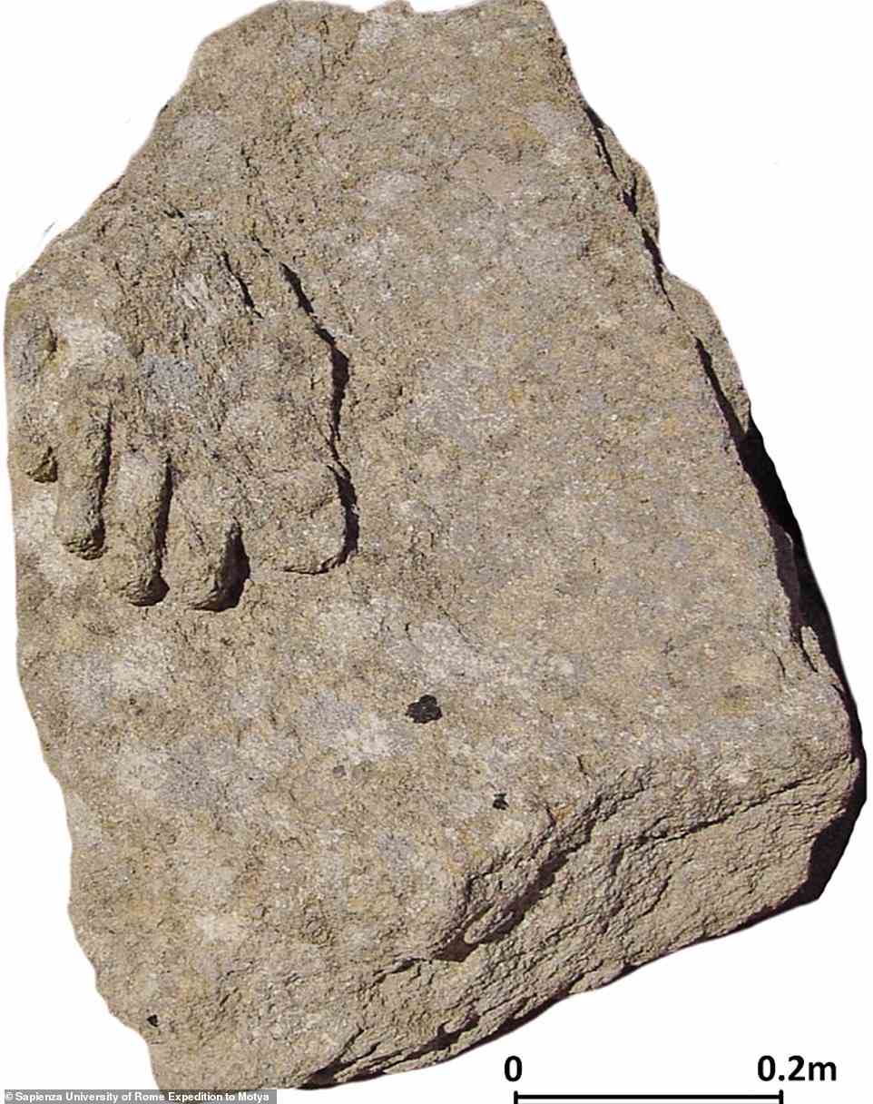 Archäologen fanden auch einen Block mit dem geschnitzten Fuß einer Statue (im Bild) am Rand des künstlichen Sees in Sizilien