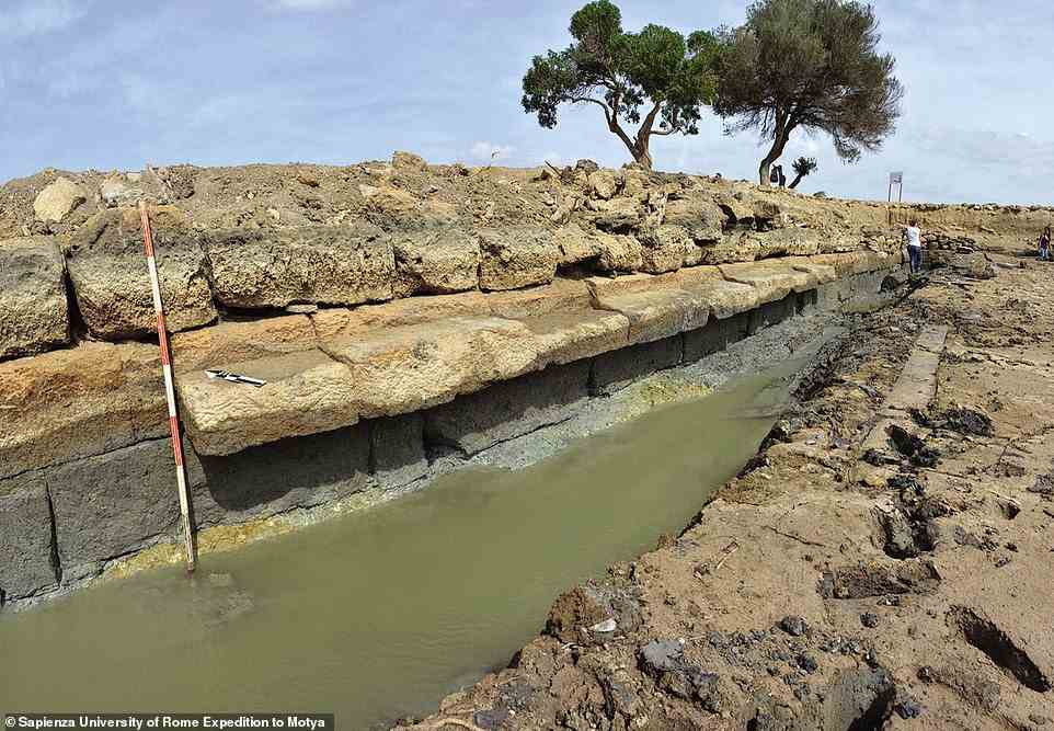 Das Becken wurde in den 1920er Jahren wiederentdeckt und, da Karthago eine ähnliche Struktur namens Kothon hatte, ursprünglich als künstlicher Militärhafen identifiziert
