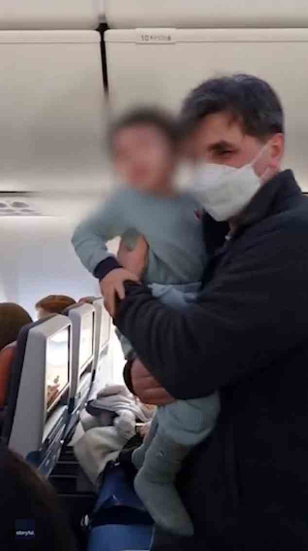 Die Menschen auf dem sechsstündigen Flug waren beunruhigt, als der kleine Junge sich aufregte, während er in der Luft war
