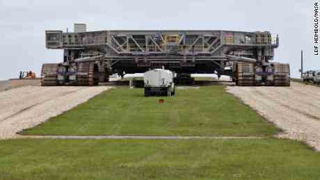 Crawler-Transporter 2 wird verwendet, um den Mega-Raketenstapel zur Startrampe zu transportieren.