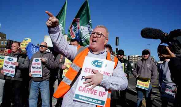 Ehemalige P&O-Mitarbeiter und RMT-Mitglieder blockieren die Straße, die zum Hafen von Dover führt