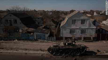 Ein zerstörter Panzer steht auf einer Straße nach Kämpfen zwischen ukrainischen und russischen Streitkräften auf einer Hauptstraße in der Nähe von Browary, nördlich von Kiew, Ukraine, Donnerstag, 10. März 2022.