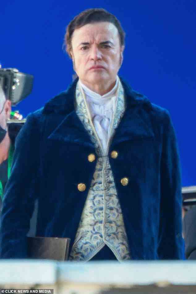 Charakter: Schauspieler Paul Rhys wurde auch am Set gesehen, wie er sich in der Kathedrale von Lincoln verkleidete, die die Rolle von Notre Dame für den Napoleon-Streifen spielen wird