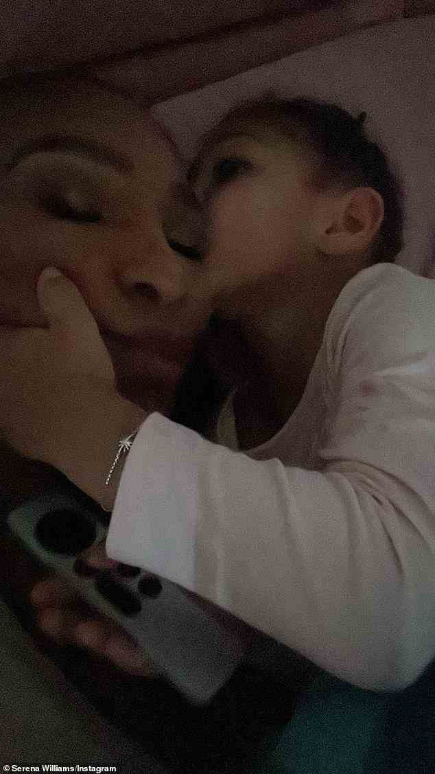 Mamapflicht: Am Donnerstagabend teilte die lebende Legende ein Foto mit ihrer vierjährigen Tochter Alexis, die sie auf die Wange küsste