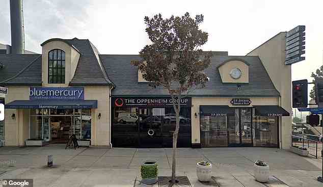 Tatort: ​​Der Vorfall ereignete sich auf dem Parkplatz hinter den Büros der Oppenheim Group am Sunset Boulevard in West Hollywood (Bild oben)