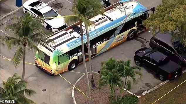 Eine Busfahrerin, die von der Polizei nicht identifiziert wurde, fuhr den Bus 22 (auf dem Polizeirevier abgebildet), als Meyers anfing, auf Fahrgäste zu schießen.  Sie brauchte nur den Bruchteil einer Sekunde, um auf der falschen Straßenseite zu fahren, um zur Polizeistation von Fort Lauderdale zu gelangen