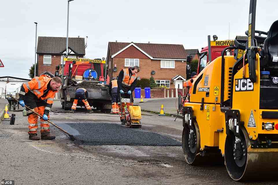In total, including pouring in the fresh layer of Tarmac and sealing the area with hot tar, the JCB and its crew were done and dusted in 45 minutes and 11 seconds. The traditional road gang are still busting a gut in the background