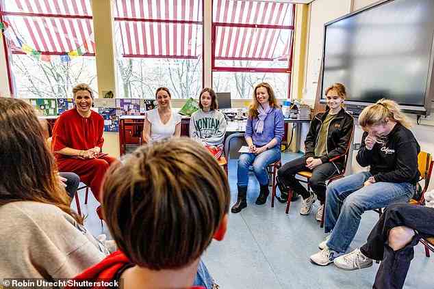 Königin Maxima besucht eine Schule in Den Haag, wo ukrainische Kinder unterrichtet werden, die aus dem Kriegsgebiet geflohen sind
