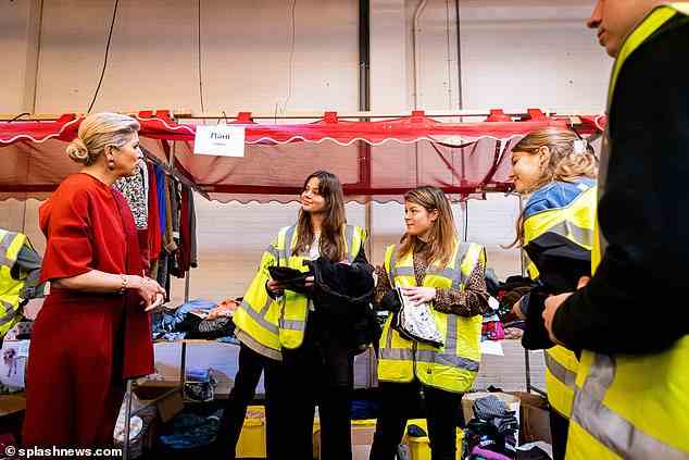 Königin Maxima hörte den Mitarbeitern der Registrierungsstelle für Flüchtlinge aus der Ukraine in Rijswijk genau zu
