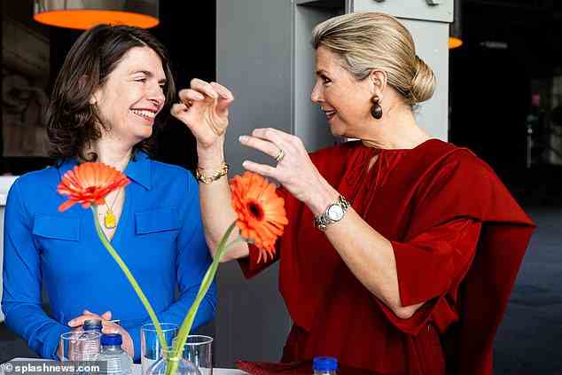 Die niederländische Königin zeigte sich in bester Stimmung, als sie an der Einführung einer Website teilnahm, die Flüchtlingen hilft, ein Visum für die Niederlande zu beantragen