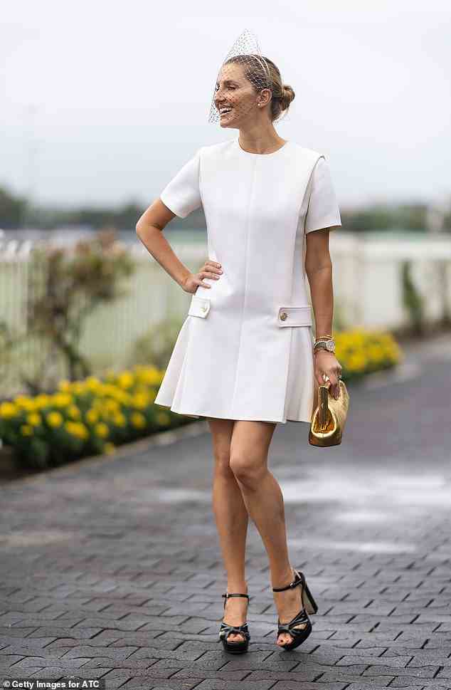 So stylisch: Kate sah schick und stylisch aus in einem weißen Kleid von Louis Vuitton, das für 4.900 Dollar im Einzelhandel erhältlich ist