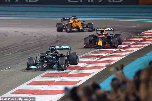 Hamilton sah sicher aus, den Titel zu gewinnen, bevor ein spätes Safety-Car und Masi forderten, dass nur Fahrer zwischen Hamilton und Verstappen sich selbst überrunden sollten