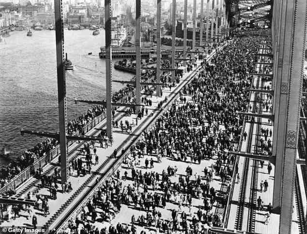 Im Bild: Menschenmassen überqueren die Harbour Bridge zur Eröffnungsfeier im März 1932