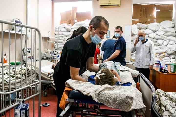 Verletzte Zivilisten aus Mariupol werden am 18. März in Saporischschja behandelt.
