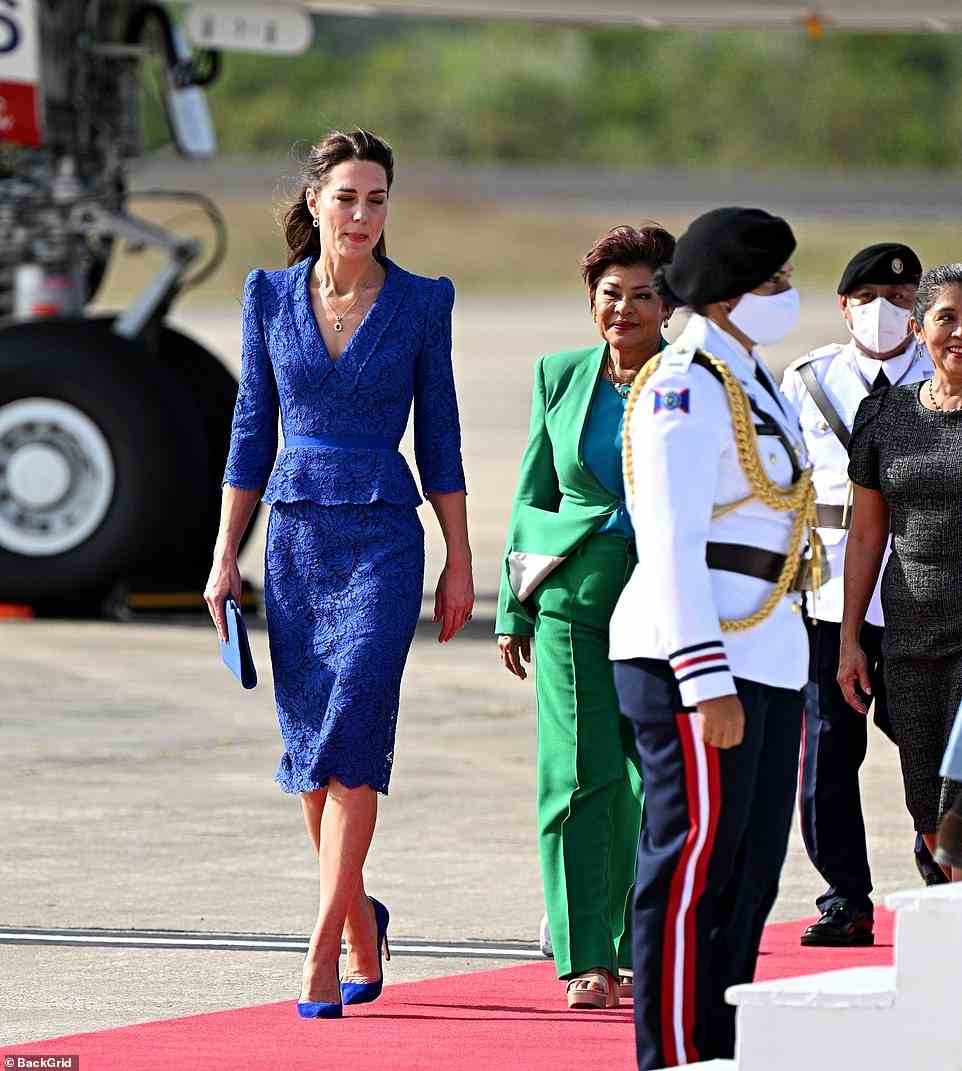 Die Herzogin von Cambridge stellte sich vor, wie sie für eine einwöchige Königsreise durch die Karibik in Belize ankam
