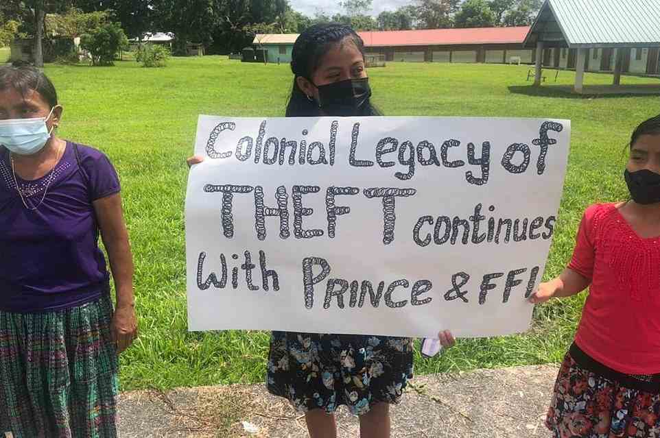 Die Dorfbewohner sind in einen hochemotionalen Kampf gegen den Staat und die FFI verwickelt, die sich für den Schutz der Ökosysteme weltweit einsetzt, um die Rechte an Land, das in der Kolonialzeit verloren gegangen ist.  Im Bild: Proteste in Belize