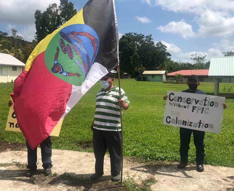 Besonders empört sollen sie darüber gewesen sein, dass der Helikopter von William und Kate ohne Rücksprache auf ihrem Fußballplatz landen durfte.  Im Bild: Dorfbewohner protestieren in Belize