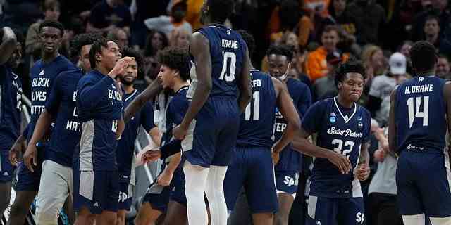 Die Spieler von Saint Peter feiern, nachdem sie Murray State in einem College-Basketballspiel in der zweiten Runde des NCAA-Turniers am Samstag, den 19. März 2022, in Indianapolis besiegt haben. 