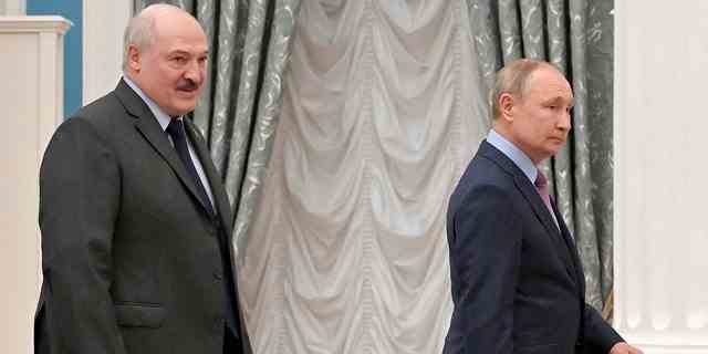 Der russische Präsident Wladimir Putin (rechts) und der belarussische Präsident Alexander Lukaschenko verlassen am Freitag, den 18. Februar 2022, eine gemeinsame Pressekonferenz nach ihren Gesprächen im Kreml in Moskau, Russland. 