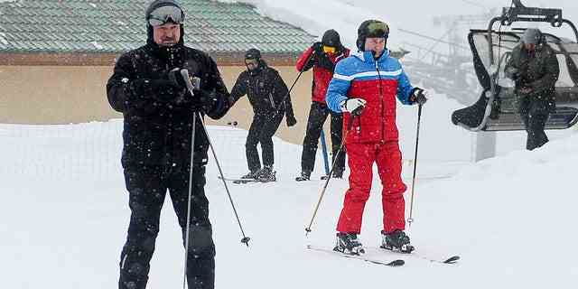 Der russische Präsident Wladimir Putin (rechts) und der belarussische Präsident Alexander Lukaschenko kommen am Montag, den 22. Februar 2021, im Bergresort Krasnaya Polyana in der Nähe des Schwarzmeerresorts Sotschi, Russland, an. 