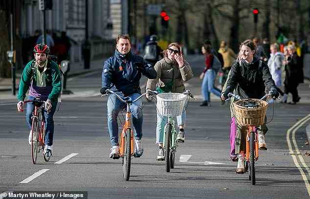 In London haben Radfahrer von den neuen Regeln der Straßenverkehrsordnung profitiert, die sie dazu ermutigen, mitten auf der Straße zu fahren.  Im Bild: Bibliotheksbild