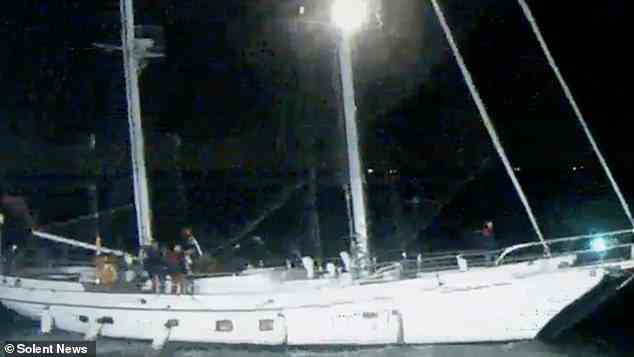 Das erste Bild einer 75-Fuß-Yacht, die in einen britischen Hafen einläuft, während Männer auf dem Deck zu sehen sind