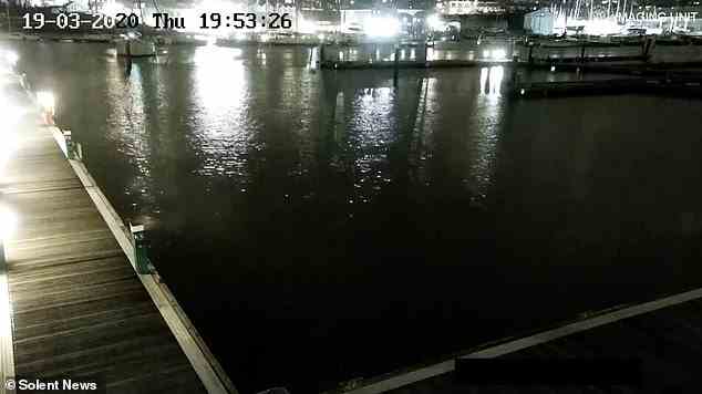 Bei der Ankunft um 19.53 Uhr kann man sehen, wie die Yacht in den Hafen von East Cowes Marina einfährt