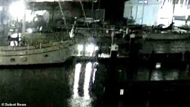 Die Videoüberwachung zeigt auch, wie die Yacht im Jachthafen ankommt und andockt