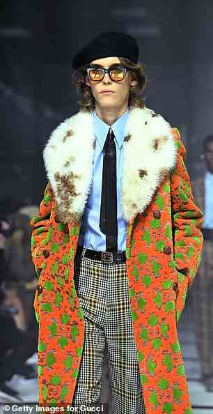 Ein Pelzmantel, der an einem sehr lebendigen Mantel befestigt ist, der bei Guccis Mailänder Show modelliert wurde