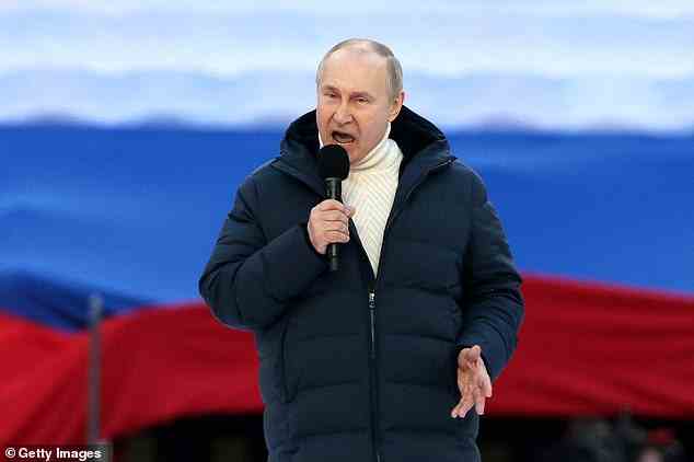Putin berief die Kundgebung anlässlich des achten Jahrestages der „Annexion“ der Krim ein und sprach von der „Entnazifizierung“ der Halbinsel und von entlarvten Behauptungen über „Völkermord“ im Donbass