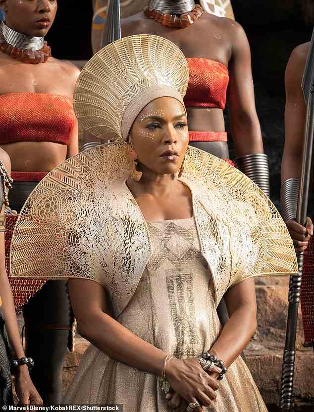 Bassett spielt in der Filmreihe die Rolle der Königinmutter von Wakanda, Ramonda