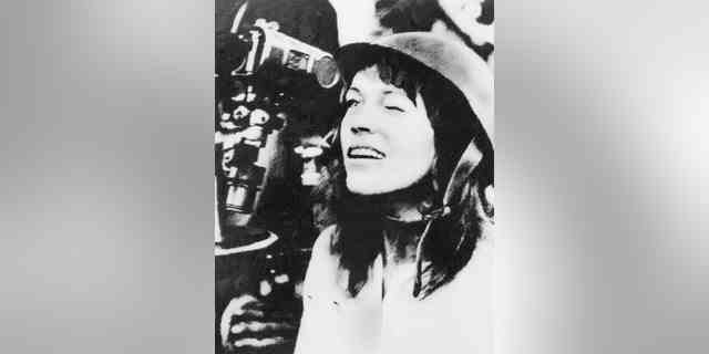 Die amerikanische Schauspielerin und Antikriegsaktivistin Jane Fonda während ihrer Vietnamreise 1972, als sie während ihrer Tour durch die nordvietnamesische Hauptstadt durch das Zielfernrohr einer Flugabwehrkanone schaute. 