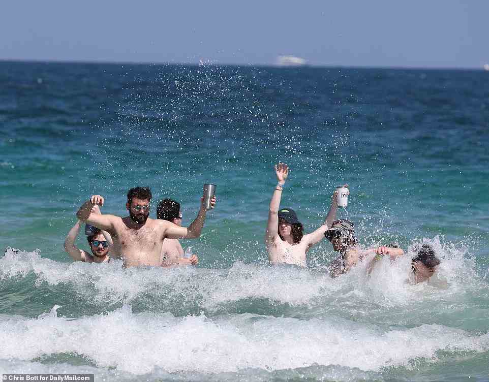 Junge Leute wurden in Fort Lauderdale gesehen, wie sie im Wasser herumplanschten, während sie mit Freunden ein paar alkoholische Getränke genossen
