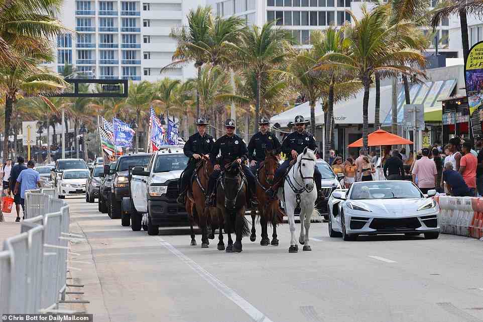 Polizisten zu Pferd patrouillierten an den Stränden und nahe gelegenen Straßen, um die Partygänger nach einer Reihe von gemeldeten Vorfällen in den letzten Tagen in Schach zu halten