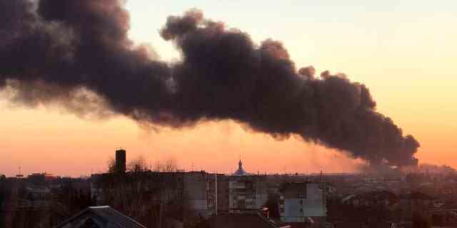 Eine Rauchwolke steigt nach einer Explosion in Lemberg in der Westukraine am Freitag, den 18. März 2022 auf. 