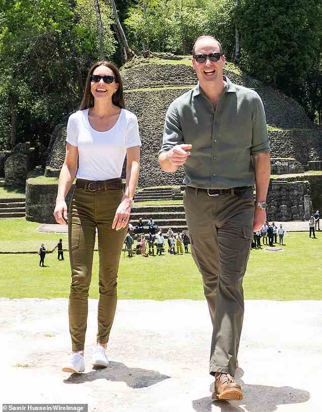 Kate (im Bild mit William), 40, trug eine 70-Pfund-Khakihose der niederländischen Marke G-Star RAW, die sie mit einem recycelten weißen John Lewis-T-Shirt und ihren 57-Pfund-Superga 2750-Turnschuhen kombinierte