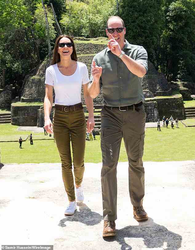 Der Herzog von Cambridge, 39, trug für den Ausflug auch eine Sonnenbrille und ein passendes Khaki-Hemd und eine Hose