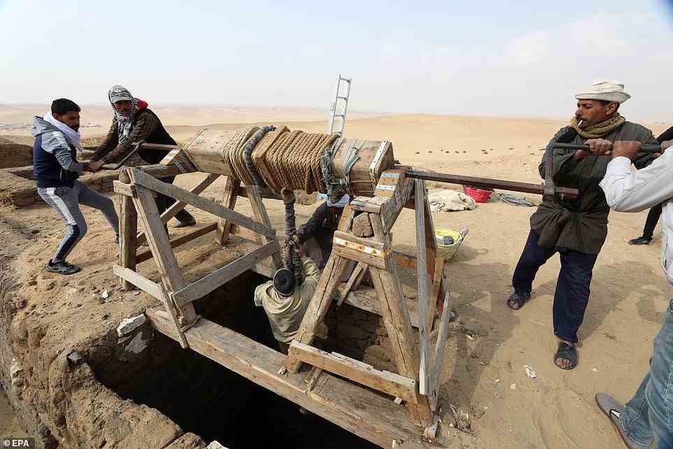 Reporter bereiten sich darauf vor, ein kürzlich entdecktes Grab in der Gegend von Sakkara in Gizeh, Ägypten, zu betreten.