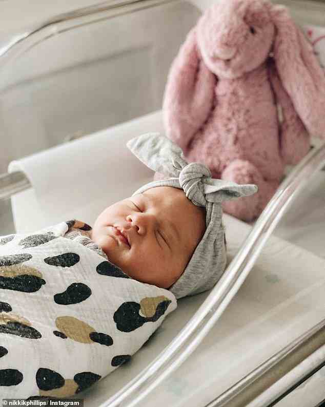 „Willkommen in dieser verrückten Welt, Prinzessin“: Nikki teilte die Neuigkeiten am Montag über Instagram mit und lud dieses Foto des Neugeborenen hoch, das in ihrem Stubenwagen schläft
